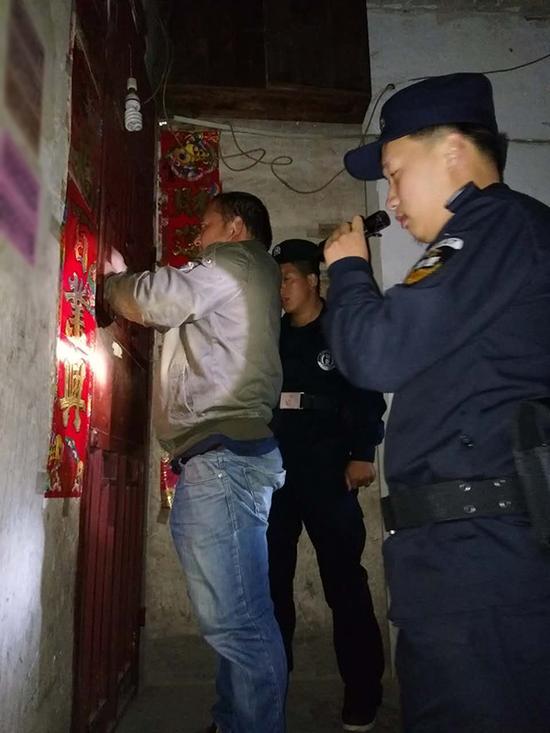 德卧镇粗心妈妈误将幼女锁家中 民警全城寻开锁师傅开门