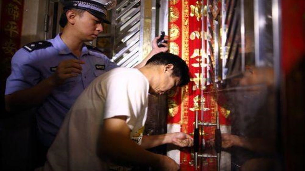 德卧镇请开锁师傅开了锁后，师傅为什么一般都不进门，就算主人请也不进去？